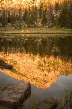 Mountain Reflected in Surface of Lake Foto stock