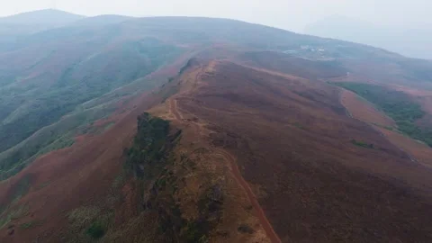 Mountain ridge with mud pathway, fog, sky and greenery at Baba Budangiri Vidéo 336749973