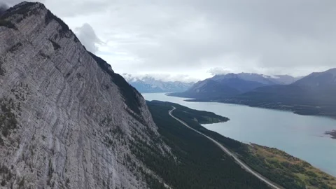 Mountain Ridge Overlooking Saskatchewan River in Alberta 스톡 동영상 344772539