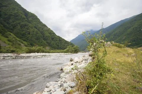 Mountain river against the backdrop of beautiful mountains and sky. Fotos de archivo