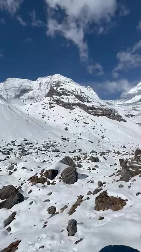 Mountain River, Alpine Valley, Snow Capped Peaks, Crystal Clear Water, Scen.. Vidéo 337448767