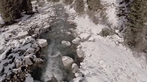 Mountain river and snow in winter 動画素材 54589388
