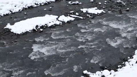 Mountain river from a bird's eye view, snowy winter. Vidéo 101241367