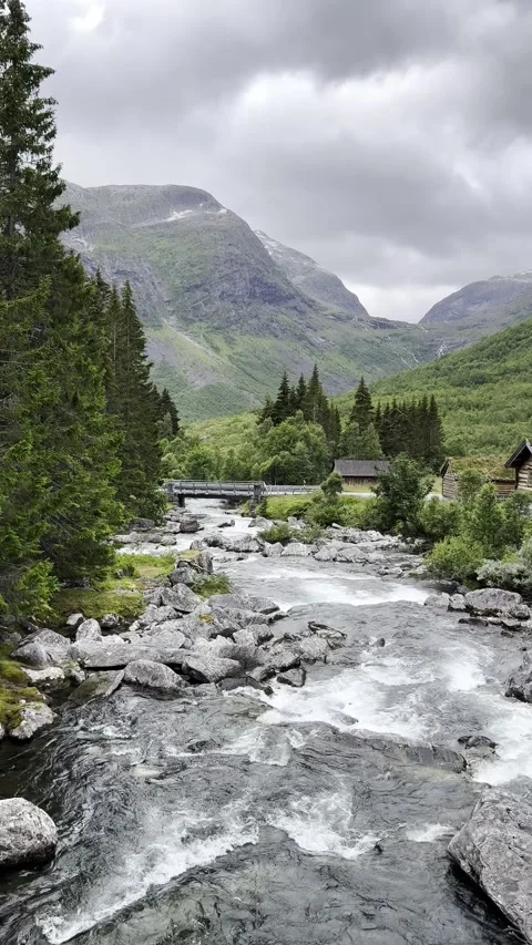 Mountain river bridge and grass roof houses norway 库存影片 340238150