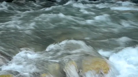 Mountain river close-up, with audio. 库存影片 197996232