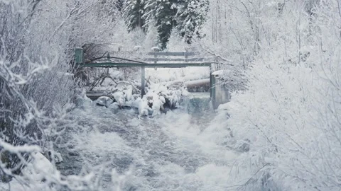Mountain River Dam in Frozen Winter Forest with Gentle Parallax Motion 스톡 동영상 322728087