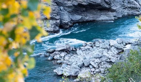 Mountain river fast flowing through cliffs rocks blue in New zealand Foto stock