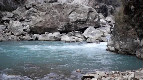 Mountain river flowing among big rocks Video stock 67646645