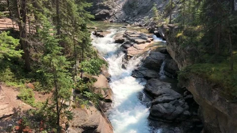 Mountain River Flowing at the Bottom of a Small Canyon. 스톡 동영상 129398563