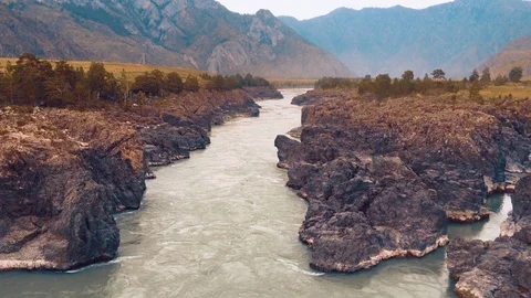 A mountain river flows among the rocks and boil with its lush waters 動画素材 115251675