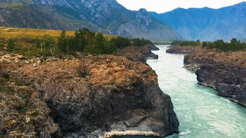 A mountain river flows among the rocks and boil with its lush waters Vídeo Stock 115312059