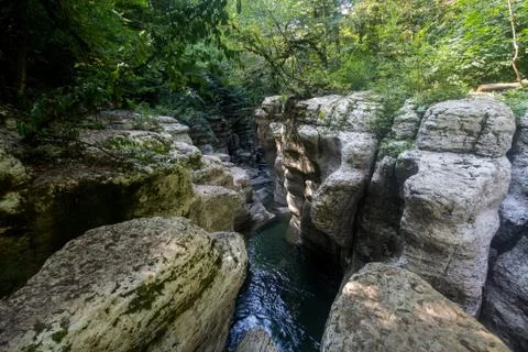 Mountain river flows into the gorge in summer. Stock-Fotos