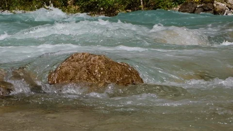 Mountain river flows in a rapid stream. Slow motion. Pure blue water. Vidéo 108650504