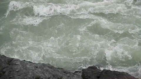 The mountain river flows in solidified, petrified lava. The mountains. Vídeos de archivo 119995888