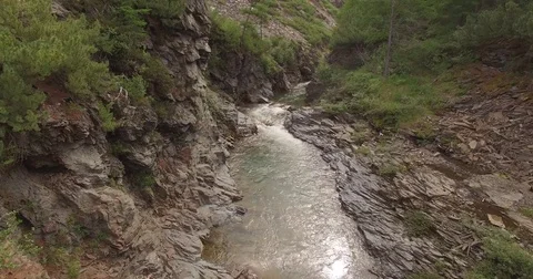 Mountain river 库存影片 77577640