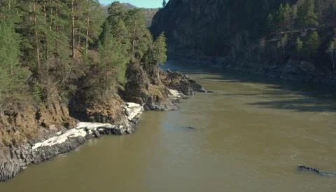 The mountain river Katun in the spring, runs at the foot of the Altai Mountai Stock Photos