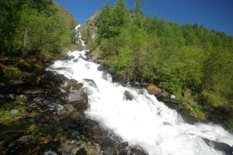 The mountain river in the mountains. Current through the gorge the river. S.. Foto stock