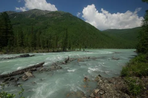 The mountain river in the mountains. Current through the gorge the river. S.. Foto stock