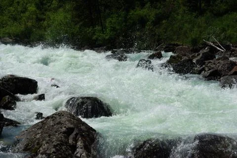 The mountain river in the mountains. Current through the gorge the river. S.. Foto stock