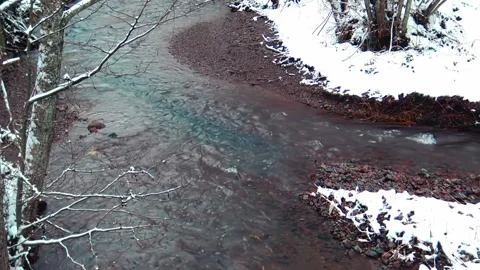 Mountain river passing trough snowy  landscape. Видео 237774246