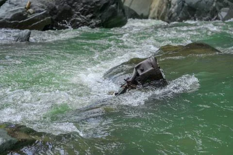 Mountain river rapids between stones perfect stream Foto stock