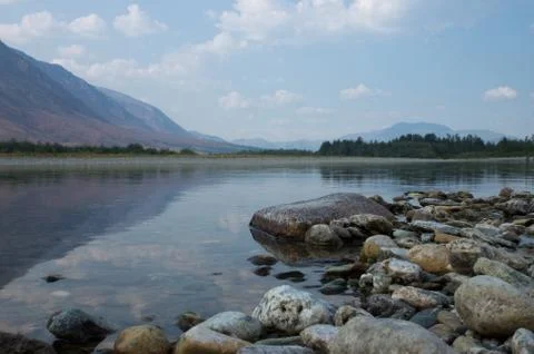 Mountain river with rocks in the foreground Foto stock