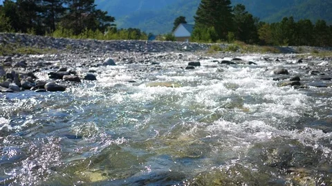 Mountain river runs fast on the rocks Vidéo 113299134