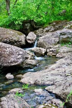 Mountain river - a small waterfall on a river with crystal clear water that Stock-Fotos