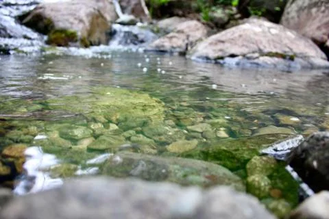 Mountain river - a small waterfall on a river with crystal clear water that 库存照片