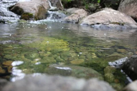 Mountain river - a small waterfall on a river with crystal clear water that 库存照片