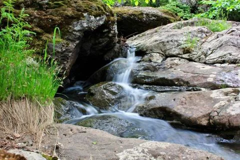 Mountain river - a small waterfall on a river with crystal clear water that Stock-Fotos