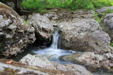 Mountain river - a small waterfall on a river with crystal clear water that 库存照片