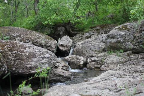Mountain river - a small waterfall on a river with crystal clear water that Stock-Fotos