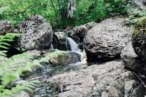Mountain river - a small waterfall on a river with crystal clear water that Stock-Fotos