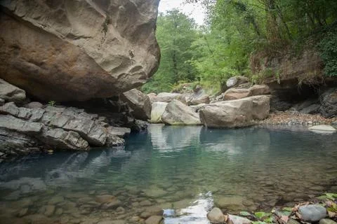 Mountain river in the stone bed Foto stock