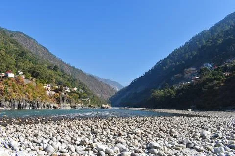 Mountain river stream valley in winter scene with blue sky. Fotos de archivo