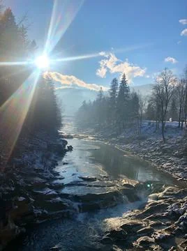 Mountain river with the sun and tree Stockfoto's