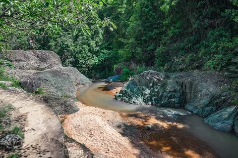 Mountain river top view between stony surface and rocks Foto stock