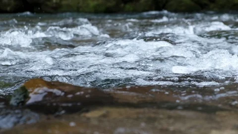 Mountain river water with slow motion closeup Vidéo 103102433