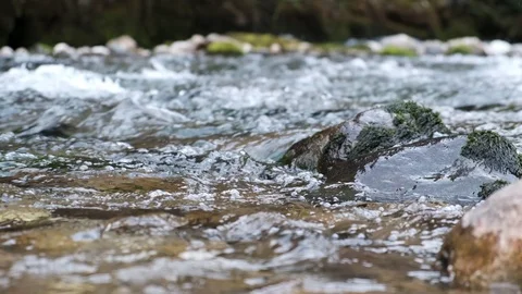 Mountain river water with slow motion closeup Vidéo 103102680