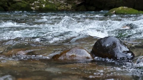 Mountain river water with slow motion closeup Vidéo 103103637