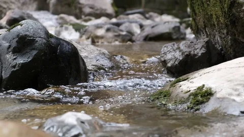 Mountain river water with slow motion closeup Vidéo 103104845