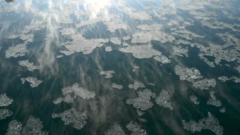 Mountain river in winter. Video stock 121895359