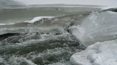 Mountain river in winter. Video stock 121896701