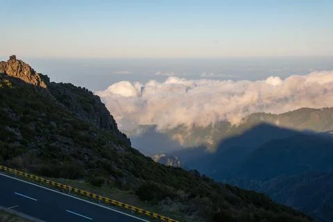 Mountain road and cloud inversion near Pico do Arieiro, Madeira Foto stock