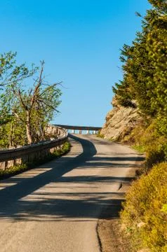 Mountain road between the rocks and forest Stock-Fotos
