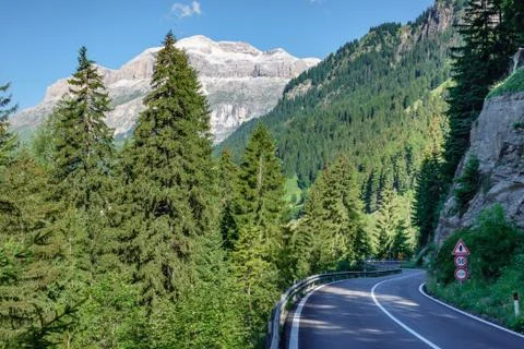 Mountain road in Dolomites Stock-Fotos