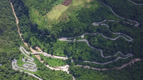Mountain Road Stockbeeldmateriaal 81324184