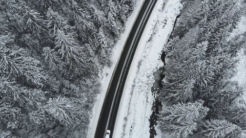 Mountain road in the winter forest, top view, car rides, 4k. Stockbeeldmateriaal 121518523