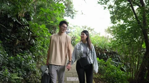 Mountain Romance: Couple's Intimate Stroll in Taipei's Urban Wilderness Vídeo Stock 278506847